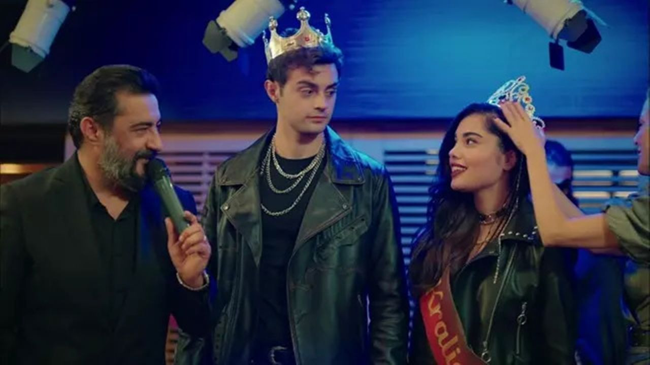 Lizge Cömert süper minisiyle poz vererek nefes kesti