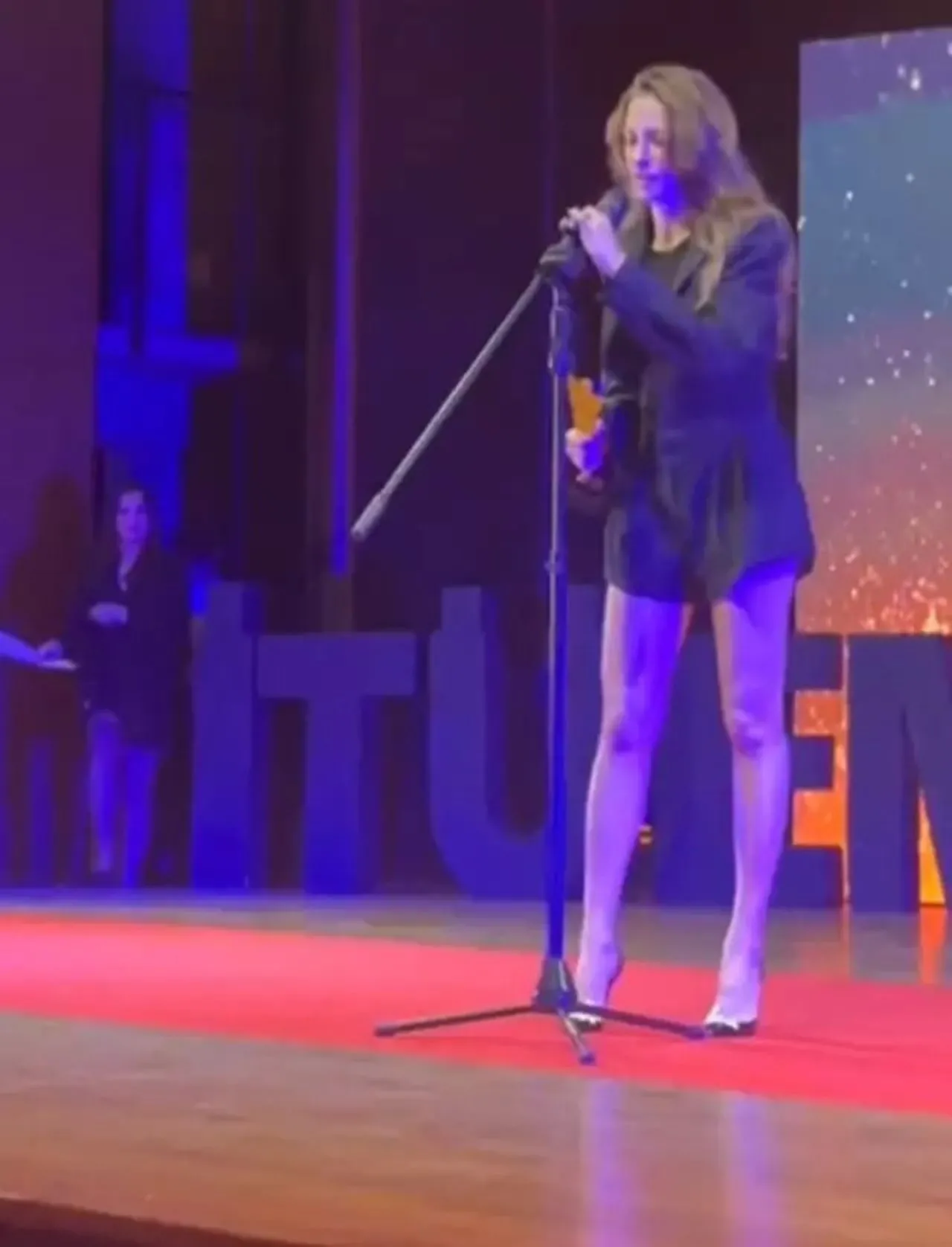 Serenay Sarıkaya ödül alırken süper mini eteğiyle az kalsın frikik veriyordu