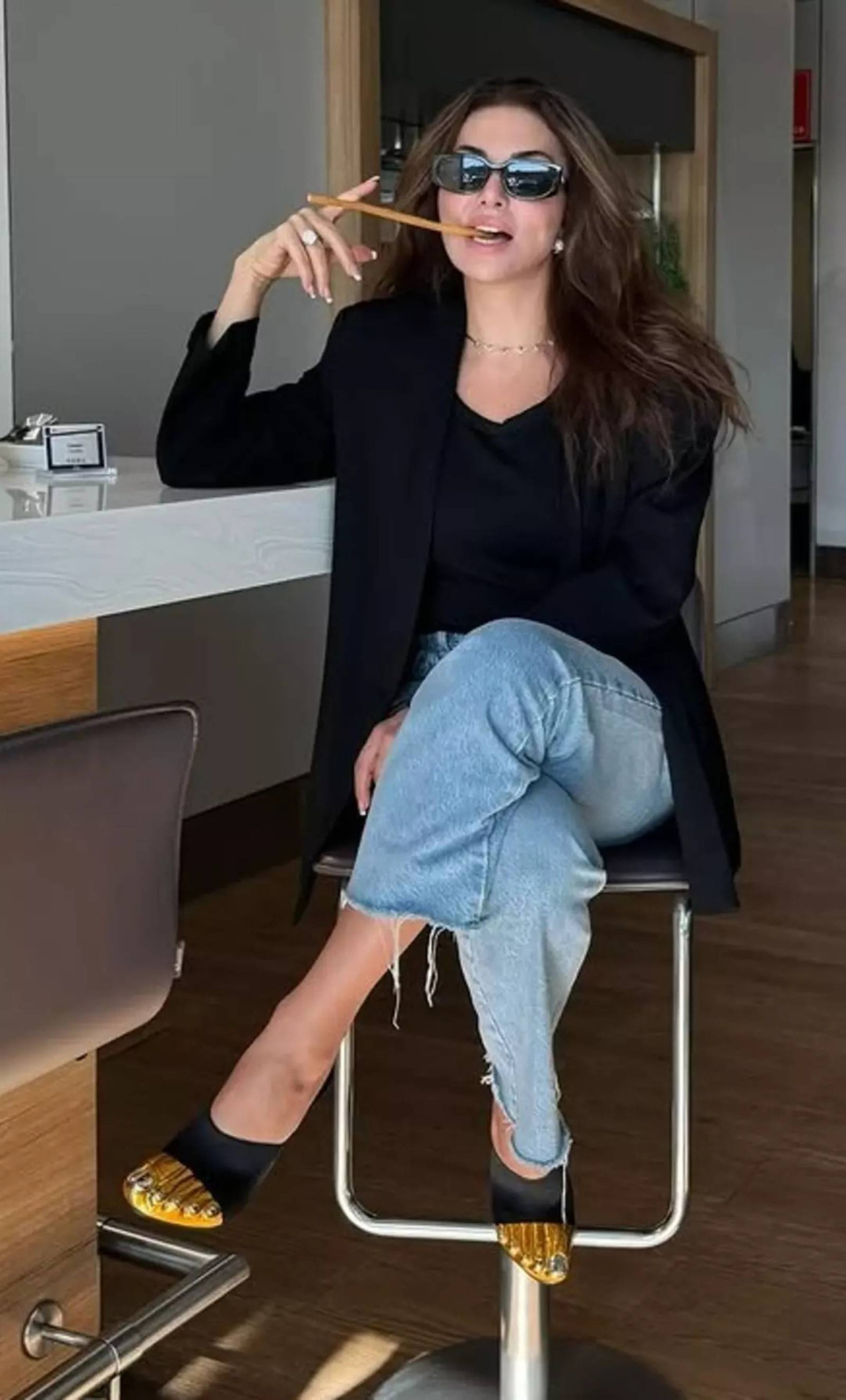 Ebru Yaşar’dan dudak uçuklatan terlik tercihi