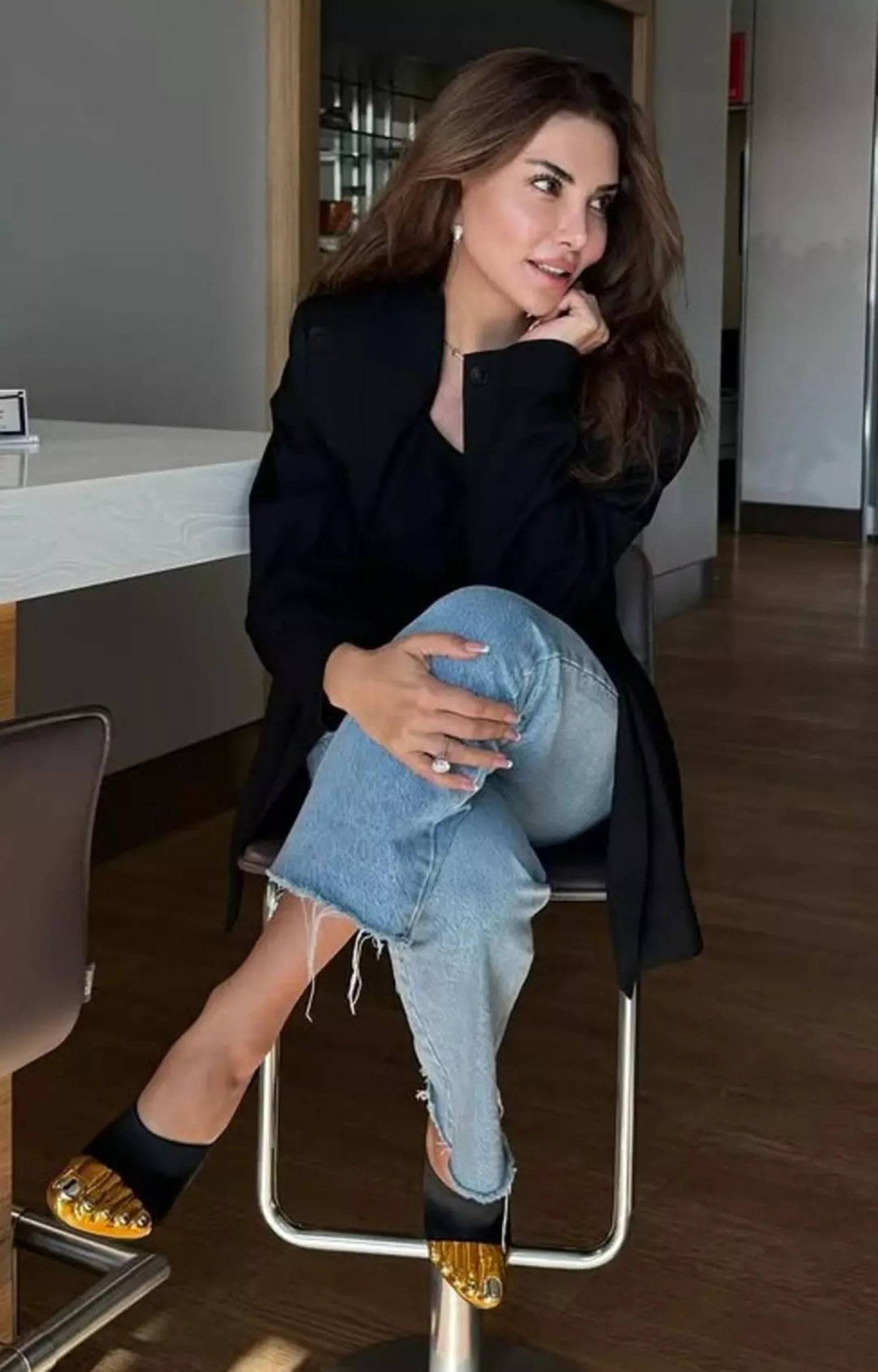 Ebru Yaşar’dan dudak uçuklatan terlik tercihi