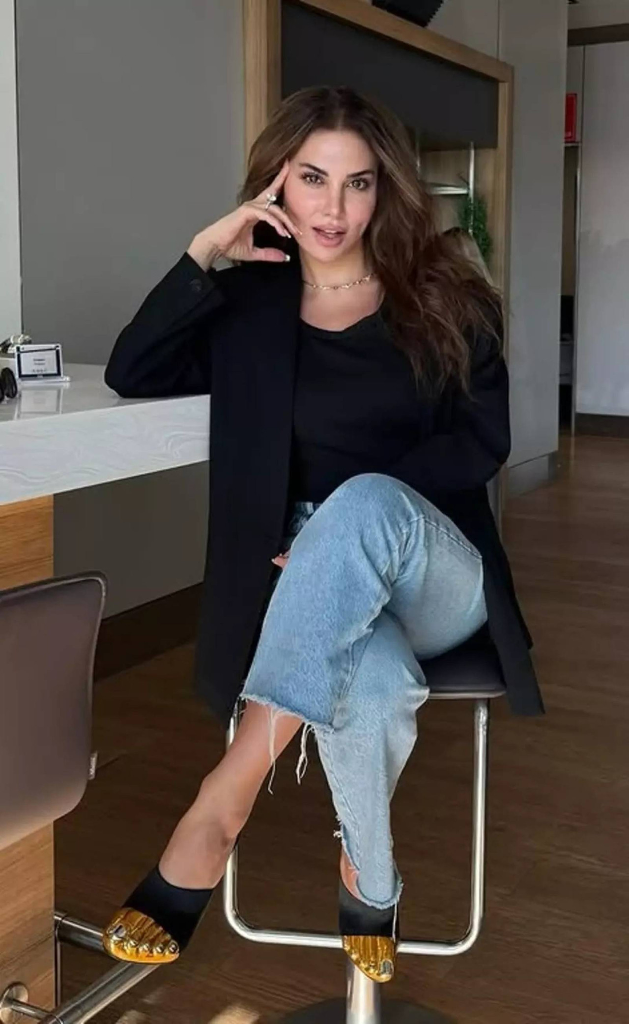 Ebru Yaşar’dan dudak uçuklatan terlik tercihi