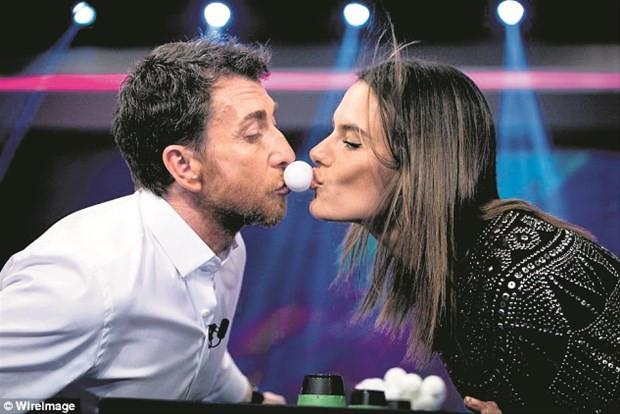ALESSANDRA AMBROSİO YÜREK HOPLATIYOR!