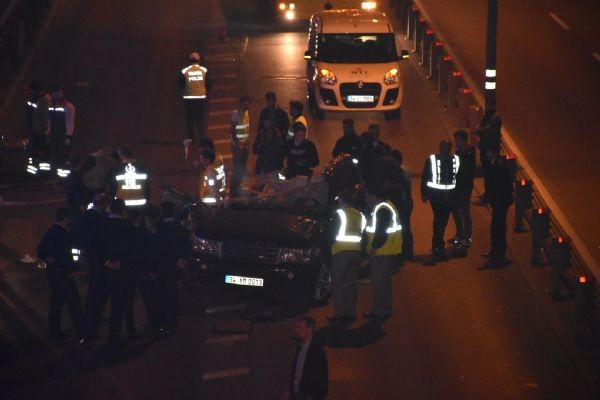 Kamyona çarpıp metrobüs yoluna girdi! 1 ölü