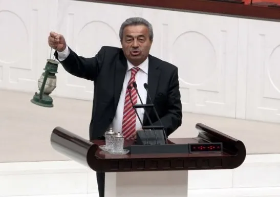 Siyaset tarihimizin en renkli portresi: Kamer Genç