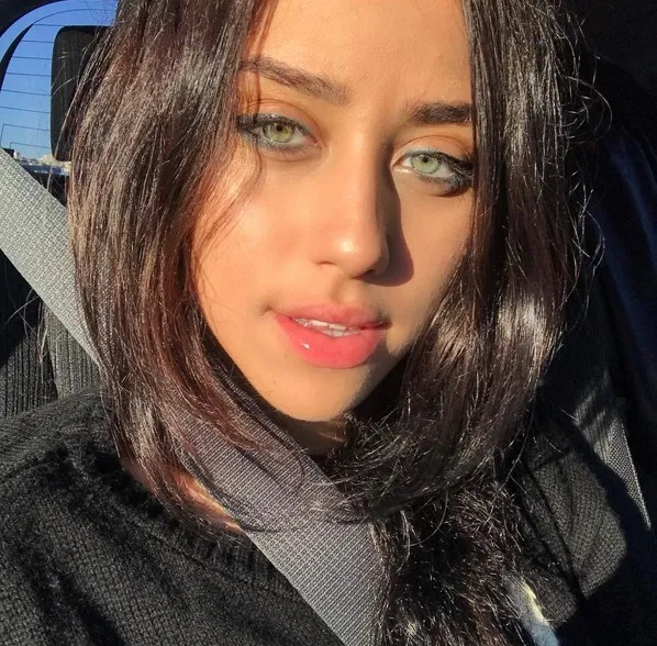 Zeynep Alkan güzelliğiyle büyülüyor