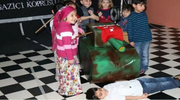 Çocuklar Tankın önüne yatıp namaz kıldılar