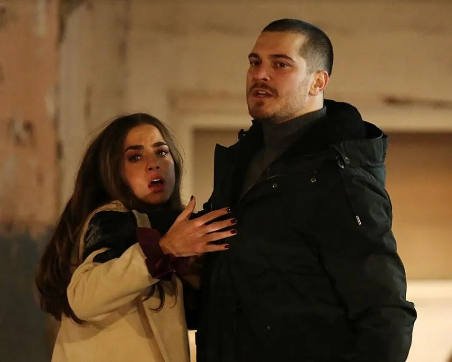 İçerde yine nefes kesti. Melek iki ateş arasında
