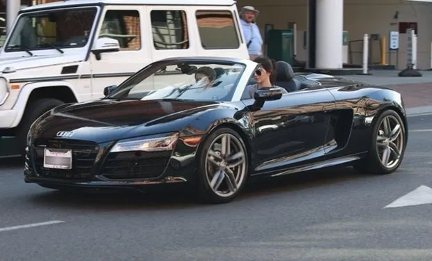 Kendall Jenner lüks otomobiliyle yolda kaldı