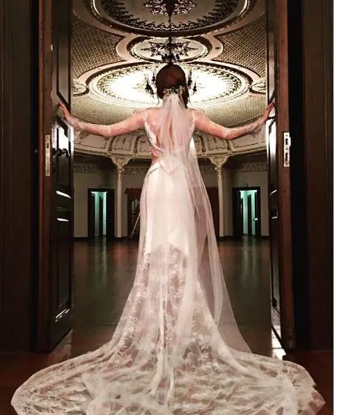 Elçin Sangu'nun Kiralık Aşk dizisinde giydiği gelinlik