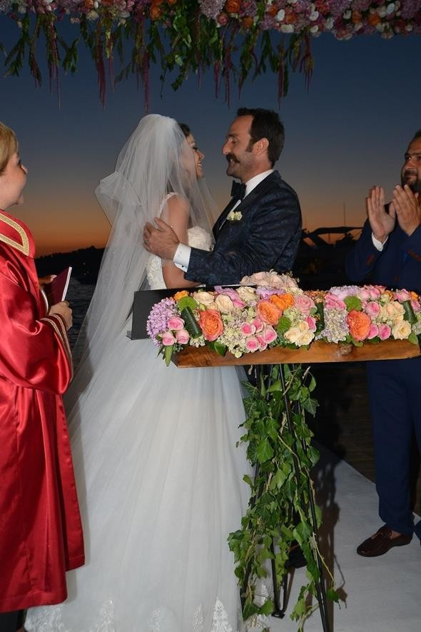 Eda Özerkan'ın renkli kına gecesi