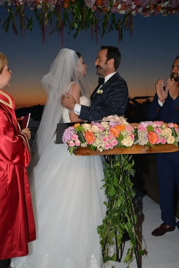 Eda Özerkan'ın renkli kına gecesi