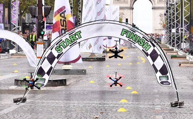 Champs Elysees'de drone yarışı