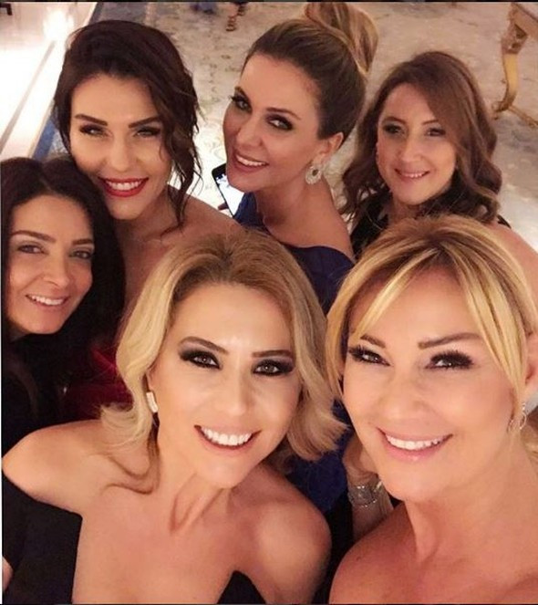 Pınar Altuğ'a dekolte eleştirisi