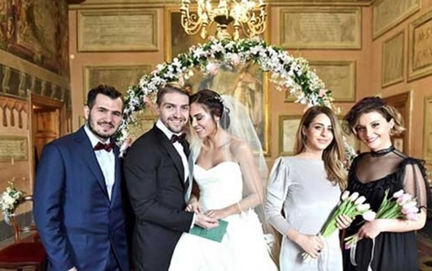 Şükran Ovalı'nın Gelinliği