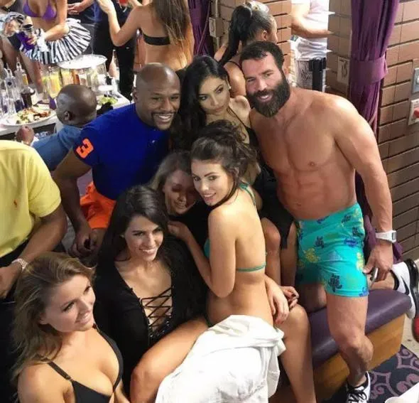 Dan Bilzerian lüks malikanesinin kapılarını açtı