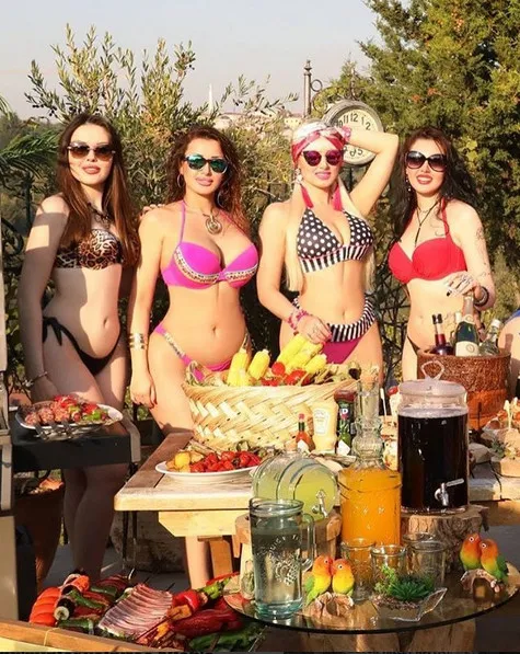 Kedicik Yasemin Kiriş dekoltesiyle olay yarattı!