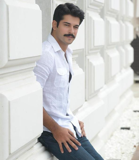 Burak Özçivit'in mayolu eski halini gören tanıyamıyor