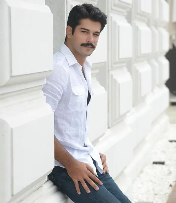 Burak Özçivit'in mayolu eski halini gören tanıyamıyor