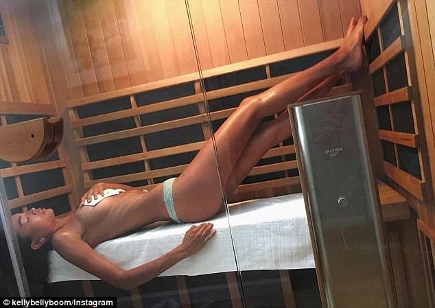 Kelly Gale rahatlamak için bakın ne yapıyor!