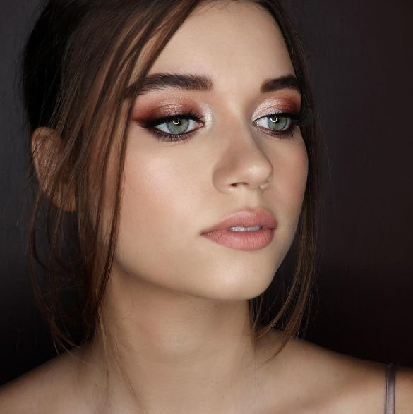 Afra Saraçoğlu kapak kızı oldu