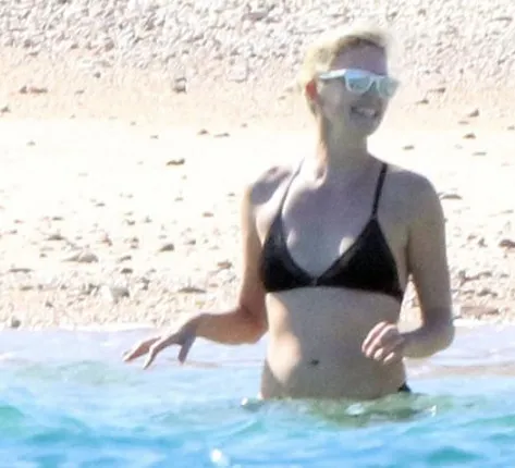42 yaşındaki Charlize Theron mankenlere taş çıkartıyor