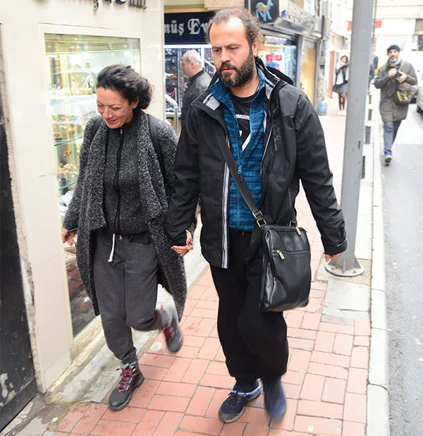 Sibel Tüzün gitarist sevgilisi Aytun Gelgin’le ilk kez el ele