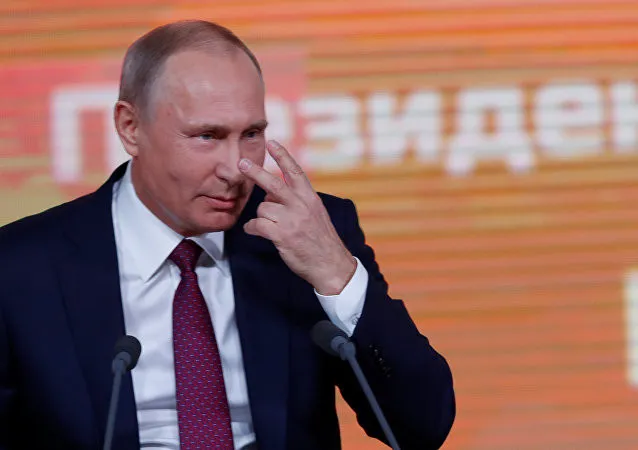 Putin kararını açıkladı! İlgiyi salondaki güzel rakibi çekti...