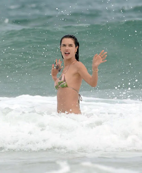 Alessandra Ambrosio bikinili haliyle plajı karıştırdı