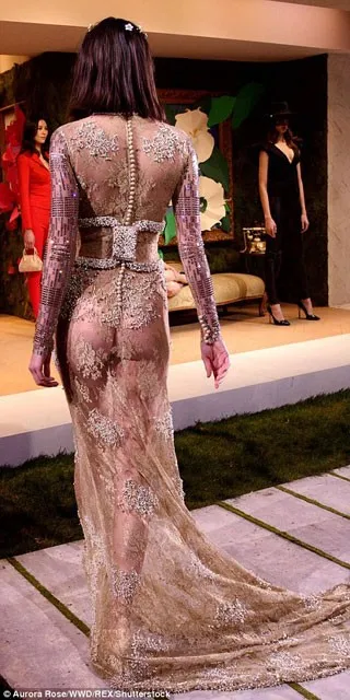 Kendall Jenner transparan elbisesiyle podyumu salladı