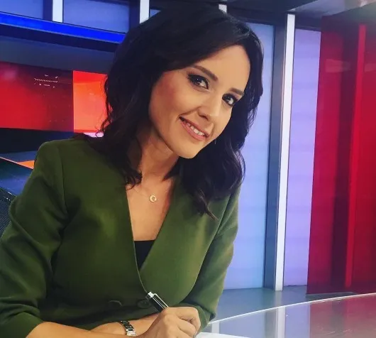 Ünlü spikerlerin ay yıldızlı kolye modası