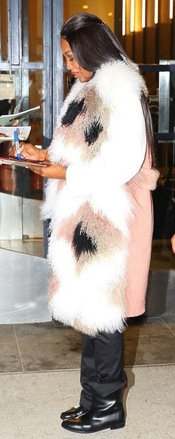 Çıplak kalmayı tercih ederim diyen Naomi Campbell'ın kürk dönüşü!