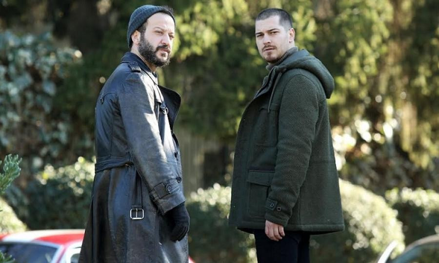Çağatay Ulusoy ve sevgilisi Duygu Sarışın'ın boğaz keyfi