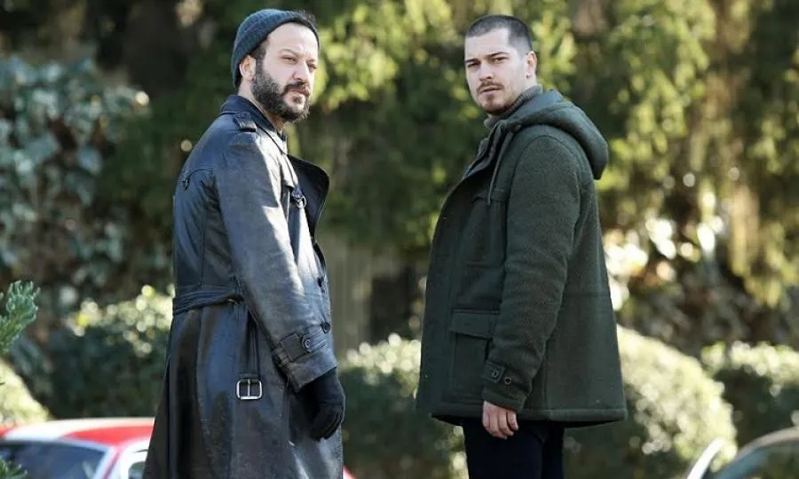 Çağatay Ulusoy ve sevgilisi Duygu Sarışın'ın boğaz keyfi