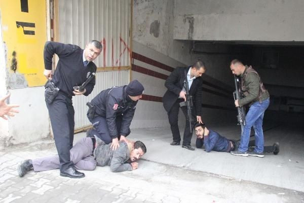 Kavganın arasında kaldı!