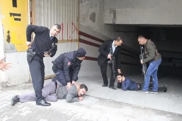 Kavganın arasında kaldı!