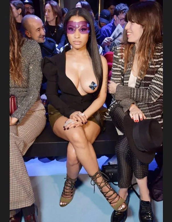 Nicki Minaj tek göğsünü açık bıraktı