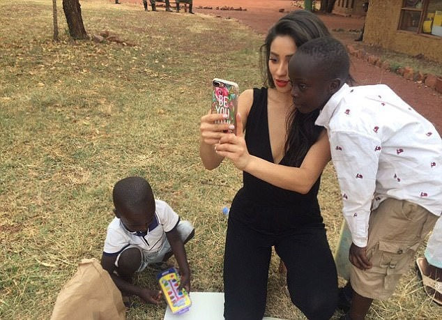 Shay Mitchell bir moda dergisi için cesur pozlar verdi