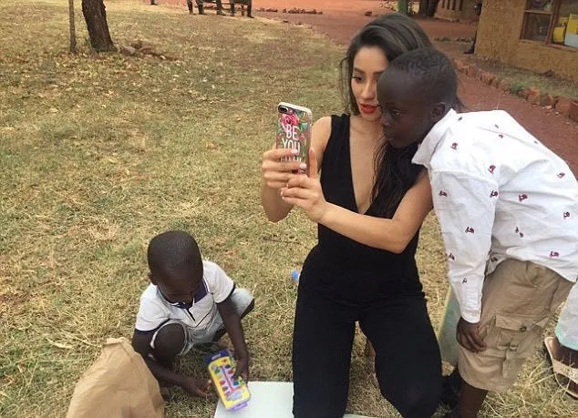 Shay Mitchell bir moda dergisi için cesur pozlar verdi