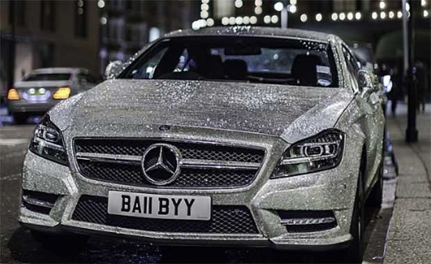Daria Radionova Mercedes'ini Swarovski taşlarla kapladı