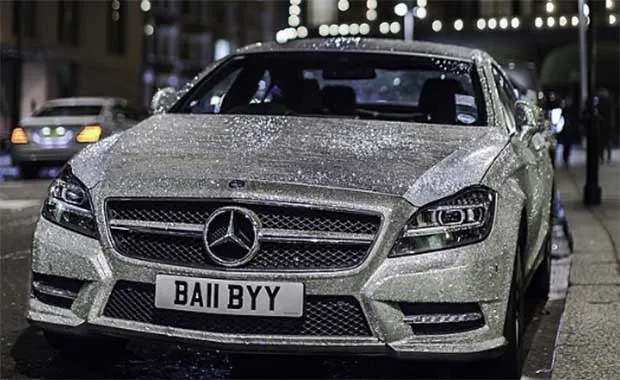 Daria Radionova Mercedes'ini Swarovski taşlarla kapladı