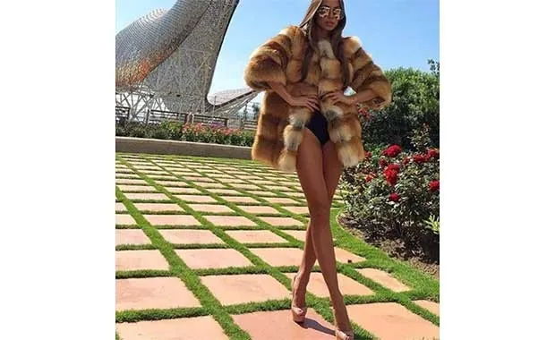 Daria Radionova Mercedes'ini Swarovski taşlarla kapladı