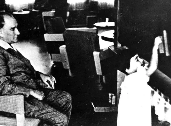 Mustafa Kemal Atatürk'ün çocuklarla fotoğrafları