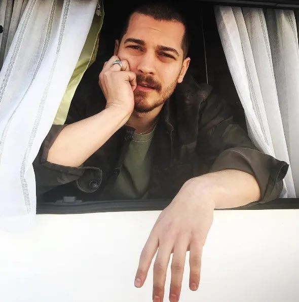Duygu Sarışın sevgilisi Çağatay Ulusoy'un evine taşındı!