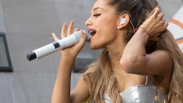 Konserinde patlama olan şarkıcı Ariana Grande kimdir?
