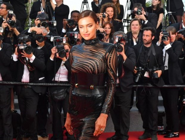 Irina Shayk siyah elbisesiyle tüm gözleri üzerine topladı
