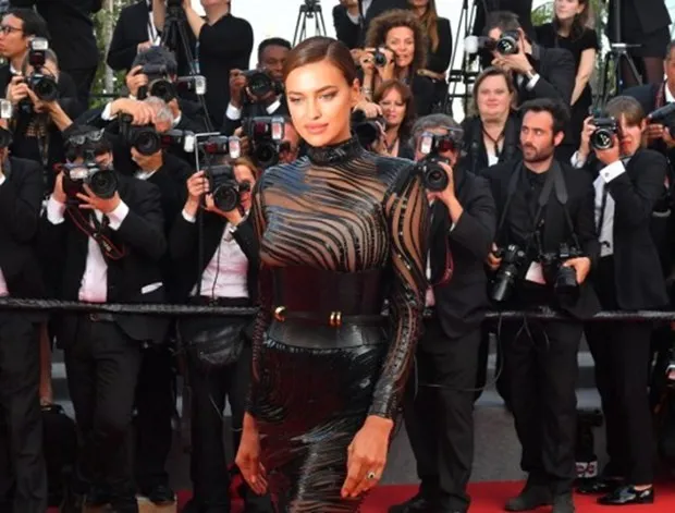 Irina Shayk siyah elbisesiyle tüm gözleri üzerine topladı