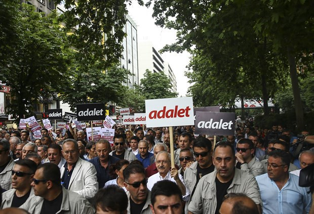 CHP'nin Adalet yürüyüşünden kameralara yansıyanlar