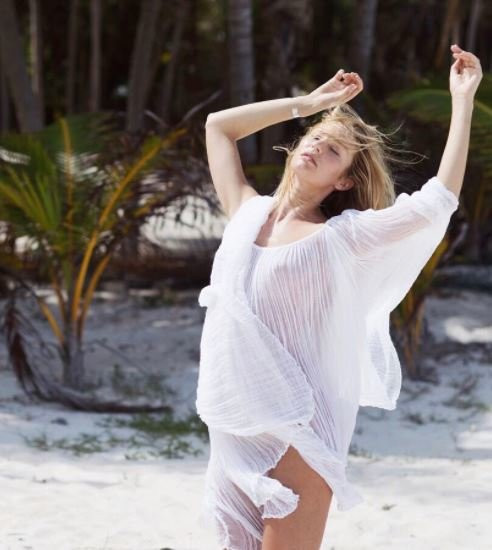 Kırmızı elbiseli Candice Swanepoel rüzgarın azizliğine uğradı