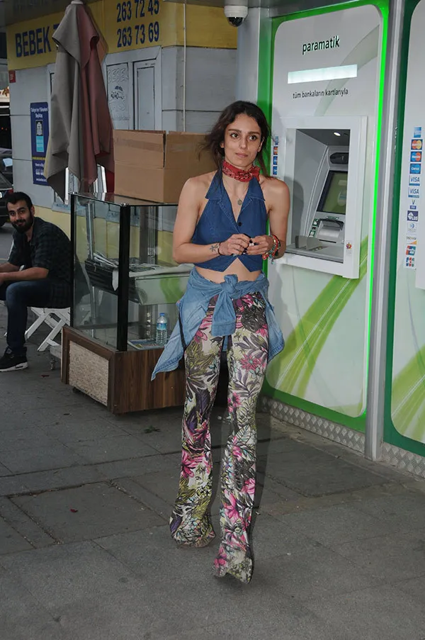 Bestemsu Özdemir'in sırt dekoltesi dikkat çekti