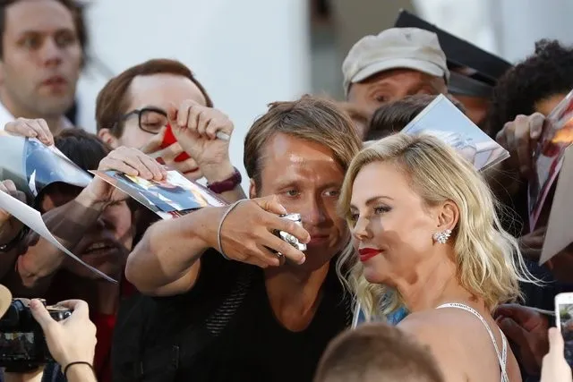 Charlize Theron sarışın bomba filmine damga vurdu